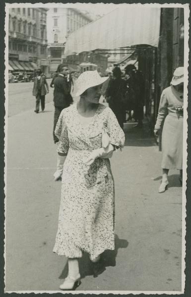 Ritratto femminile - Marieda Di Stefano - Milano - Strada - Pedoni