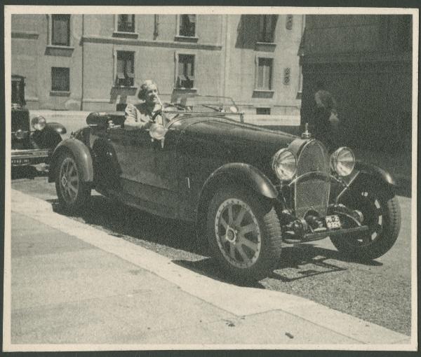 Ritratto femminile - Marieda Di Stefano sull'automobile Bugatti, tipo 43 di Agostino Di Stefano - Aymo Maggi, precedente proprietario - Milano - Casa di via Giorgio Jan, 15 - Ingresso