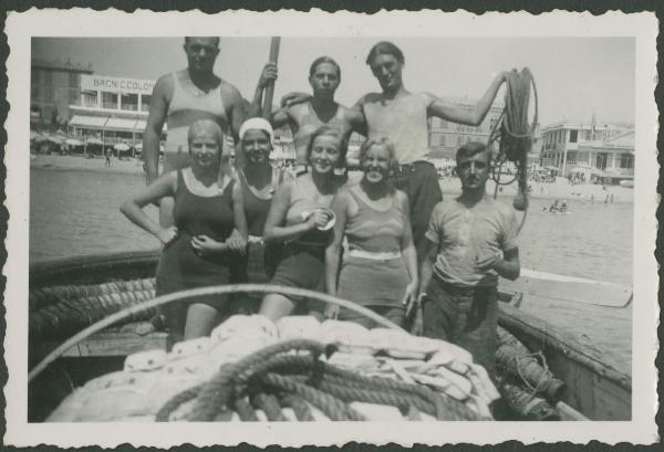 Ritratto di gruppo - Marieda Di Stefano con altre ragazze e ragazzi in costume da bagno su una barca - Albissola - Mare