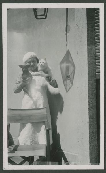 Ritratto femminile - Maria con Teté, cane e Piumina, gatto - Milano - Casa di via Giorgio Jan, 15 - Balcone