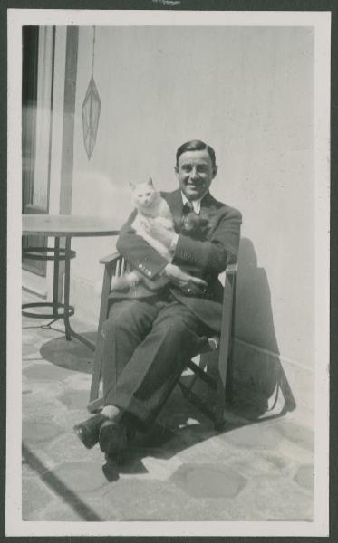 Ritratto maschile - Antonio Boschi con Piumina, gatto e Teté, cane - Milano - Casa di via Giorgio Jan, 15 - Balcone