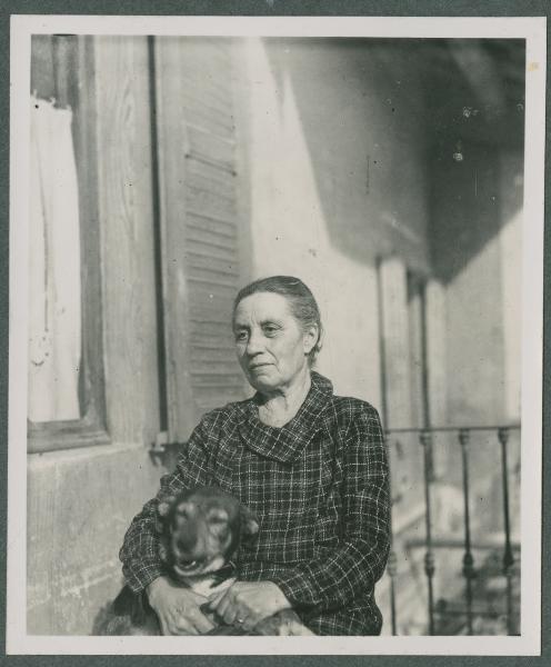 Ritratto femminile - Donna seduta con cane - Esterno - Casa - Balcone