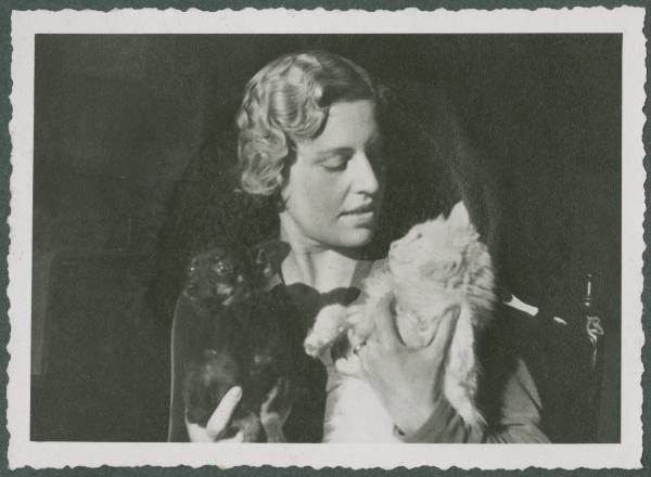 Ritratto femminile - Marieda Di Stefano seduta su una sedia con Teté, cane, e Piumina, gatto - Interno - Casa