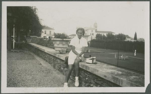 Ritratto femminile - Leli Di Stefano seduta su un muretto - Alassio - Campo di tennis