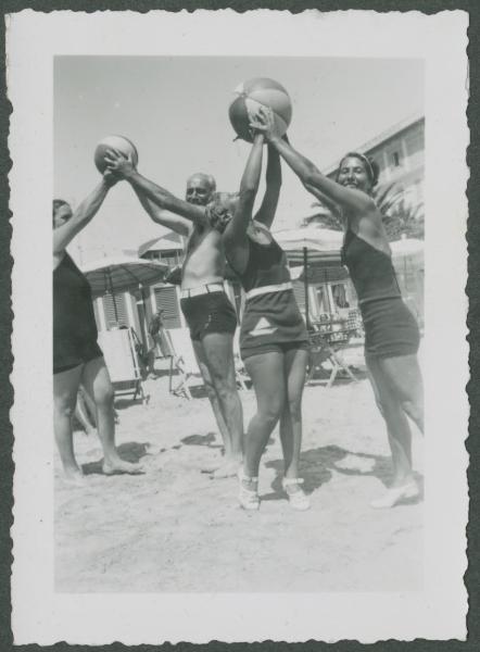 Ritratto di gruppo - Marieda Di Stefano con altre donne e uomo in costume da bagno con palloni - Alassio - Spiaggia - Stabilimento balneare - Ombrelloni