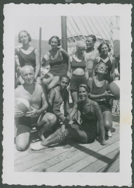 Ritratto di gruppo - Marieda Di Stefano con altre donne e uomini in costume da bagno con palloni - Alassio - Spiaggia - Stabilimento balneare