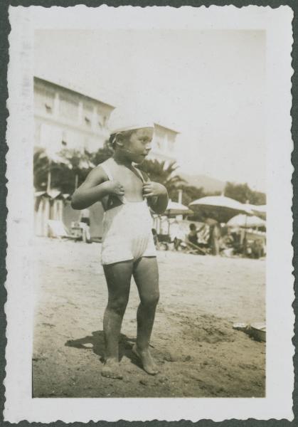 Ritratto infantile - Bambino in costume da bagno - Alassio - Spiaggia - Stabilimento balneare