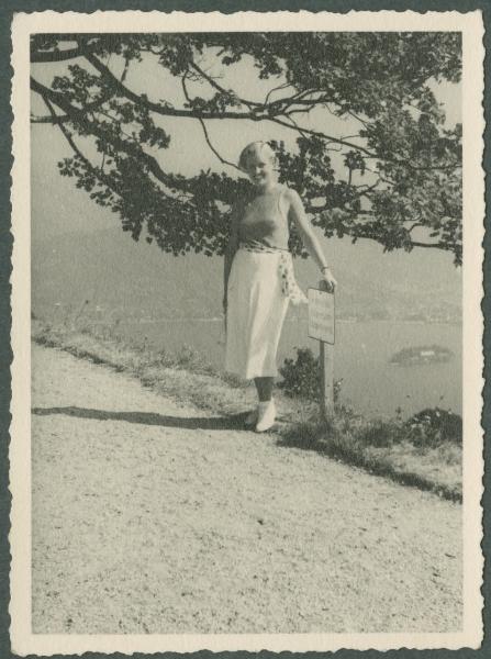Ritratto femminile - Marieda Di Stefano su un sentiero - Stresa-Gignese: Alpino - Lago Maggiore