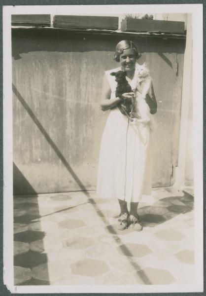 Ritratto femminile - Marieda Di Stefano con Piumina, gatto e Teté, cane - Milano - Casa di via Giorgio Jan, 15 - Balcone