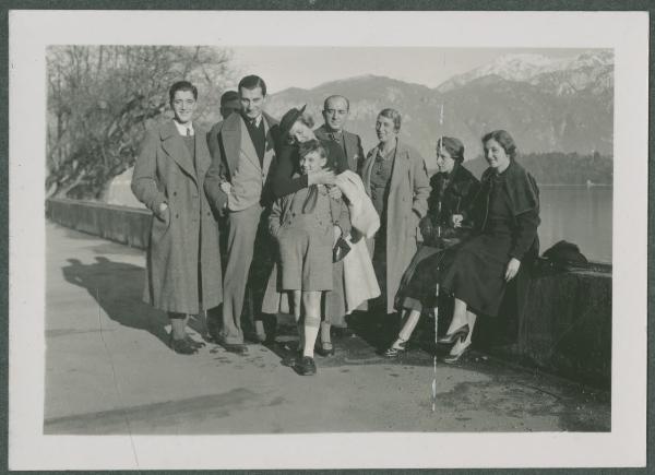 Ritratto di gruppo - Marieda Di Stefano con Gigi Bosisio, Mariuccia Mendini e altri ragazzi - Tremezzo - Lago di Como - Lungolago