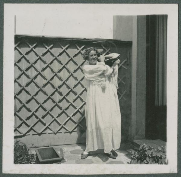 Ritratto femminile - Marieda Di Stefano con Teté, cane - Milano - Casa di via Giorgio Jan, 15 - Balcone