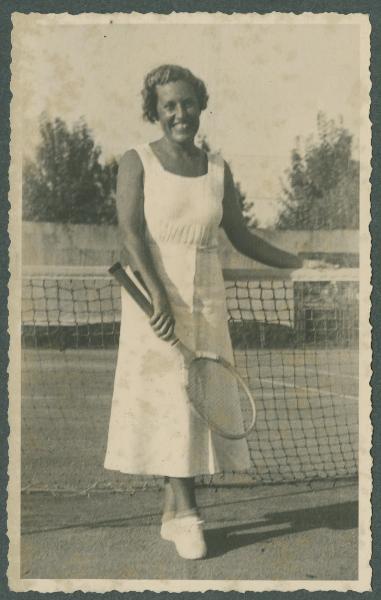 Ritratto femminile - Marieda Di Stefano con la racchetta da tennis - Riccione - Campo di tennis