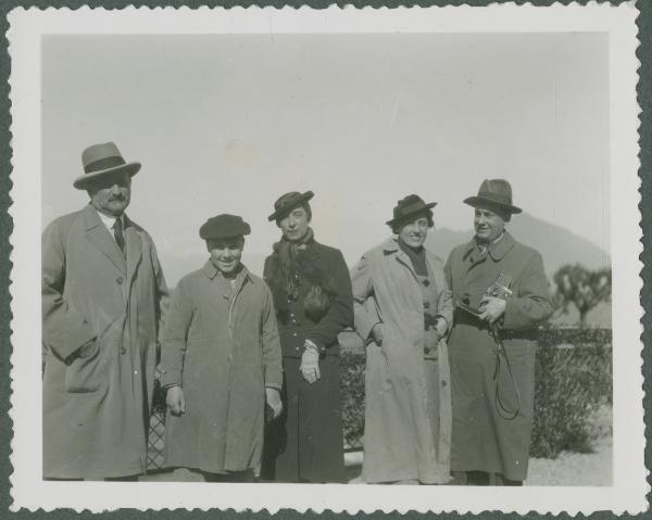 Ritratto di gruppo - Marieda Di Stefano, Antonio Boschi con macchina fotografica, Mariuccia Mendini, Gigi Bosisio e altro uomo - Pasqua - Stresa - Lago Maggiore - Lungolago