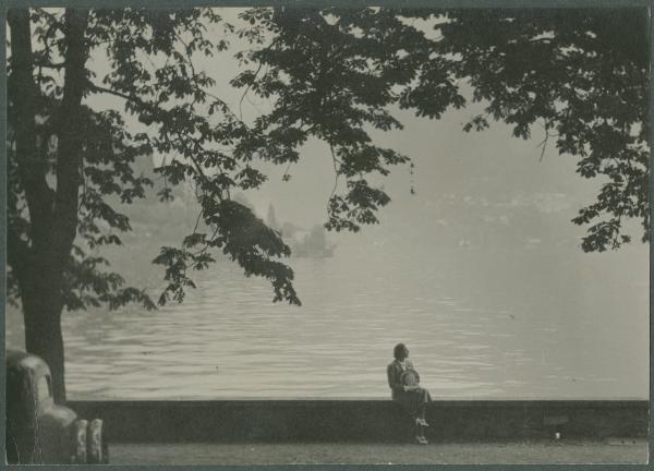 Ritratto femminile - Marieda Di Stefano seduta su un muretto - Cernobbio - Villa d'Este - Lago di Como