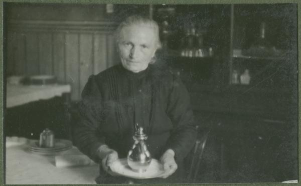 Ritratto femminile - Donna anziana con argenteria - Casa - Interno - Sala da pranzo