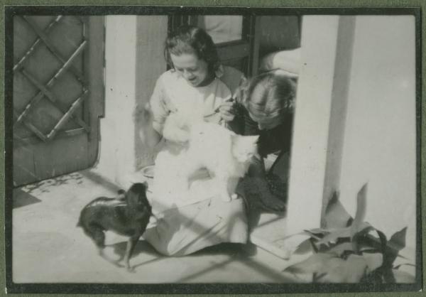 Ritratto femminile - Marieda Di Stefano con Maria, Teté, cane e Piumina, gatto - Milano - Casa di via Giorgio Jan, 15 - Balcone