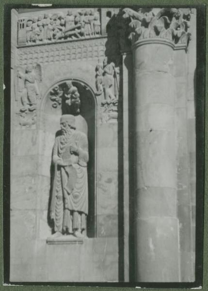 Scultura - Bassorilievi: storie del vecchio testamento - Statua: profeta Ezechiele - Benedetto Antelami e scuola - Fidenza - Duomo, cattedrale di San Donnino - Facciata - Tra il portale centrale e quello di destra - Romanico