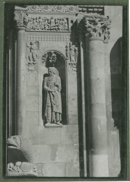 Scultura - Bassorilievi: storie del vecchio testamento - Statua: profeta Ezechiele - Benedetto Antelami e scuola - Fidenza - Duomo, cattedrale di San Donnino - Facciata - Tra il portale centrale e quello di destra - Romanico - Leone stiloforo