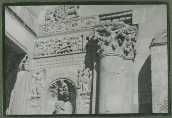 Scultura - Bassorilievi: storie del vecchio testamento - Statua: profeta Ezechiele - Benedetto Antelami e scuola - Fidenza - Duomo, cattedrale di San Donnino - Facciata - Tra il portale centrale e quello di destra - Romanico - Capitello