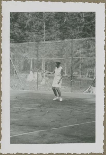 Ritratto femminile - Marieda Di Stefano con racchetta da tennis - Braies - Campo di tennis - Gioco, partita