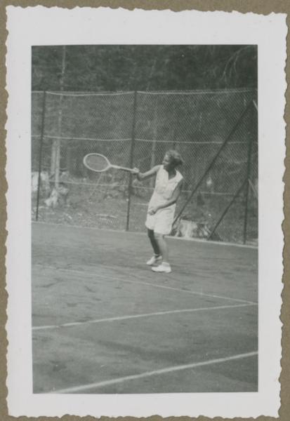 Ritratto femminile - Marieda Di Stefano con racchetta da tennis - Braies - Campo di tennis - Gioco, partita