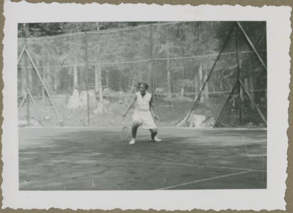 Ritratto femminile - Marieda Di Stefano con racchetta da tennis - Braies - Campo di tennis - Gioco, partita