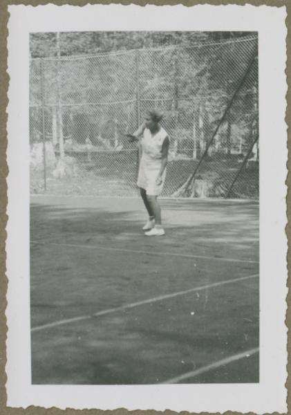 Ritratto femminile - Marieda Di Stefano con racchetta da tennis - Braies - Campo di tennis - Gioco, partita