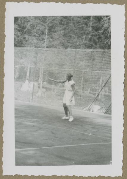 Ritratto femminile - Marieda Di Stefano con racchetta da tennis - Braies - Campo di tennis - Gioco, partita