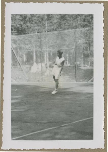 Ritratto femminile - Marieda Di Stefano con racchetta da tennis - Braies - Campo di tennis - Gioco, partita