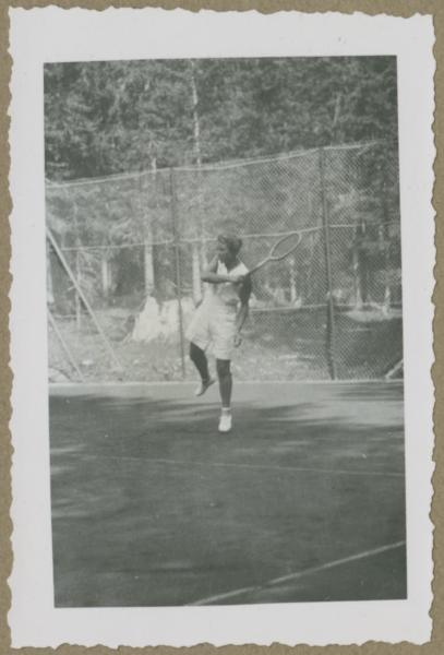 Ritratto femminile - Marieda Di Stefano con racchetta da tennis - Braies - Campo di tennis - Gioco, partita