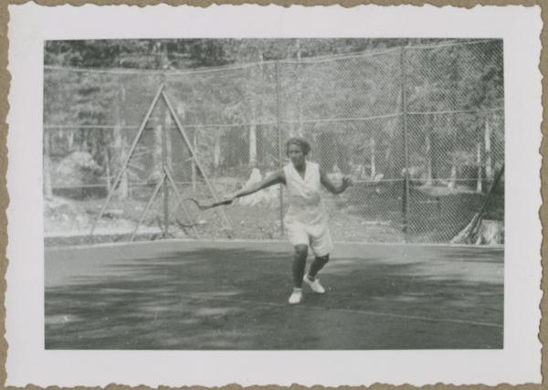 Ritratto femminile - Marieda Di Stefano con racchetta da tennis - Braies - Campo di tennis - Gioco, partita