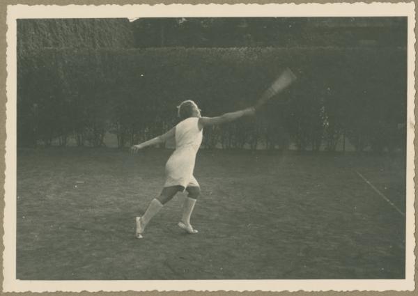 Ritratto femminile - Marieda Di Stefano con racchetta da tennis - Circolo del Tennis - Campo di tennis - Gioco, partita