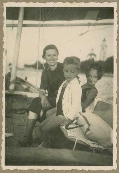 Ritratto di famiglia - Fulvia Di Stefano con i figli, gemelli, Alessandro e Maria Teresa (Mia) Mendini sulla barca - Grado - Mare