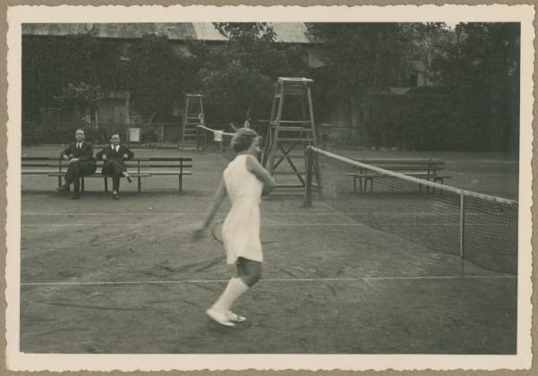 Ritratto femminile - Marieda Di Stefano con racchetta da tennis - Antonio Boschi e Cesare Mendini seduti in panchina - Circolo del Tennis - Campo di tennis - Gioco, partita