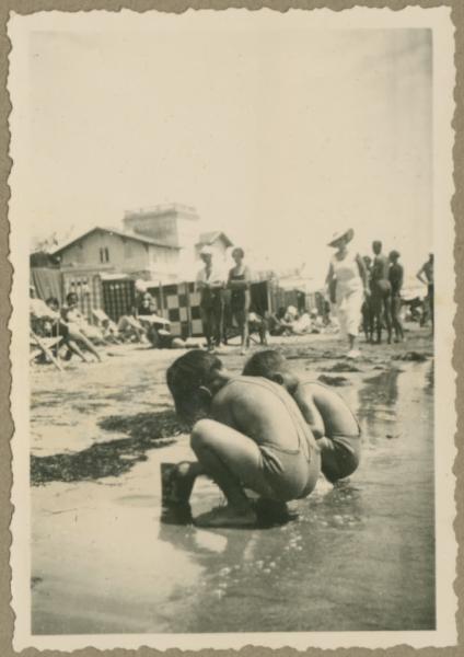 Ritratto di bambini - Alessandro e Maria Teresa (Mia) Mendini, fratelli gemelli - Grado - Mare - Spiaggia - Gioco