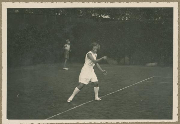 Ritratto femminile - Marieda Di Stefano con racchetta da tennis - Circolo del Tennis - Campo di tennis - Gioco, partita