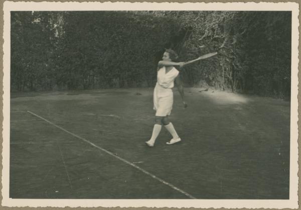 Ritratto femminile - Marieda Di Stefano con racchetta da tennis - Circolo del Tennis - Campo di tennis - Gioco, partita