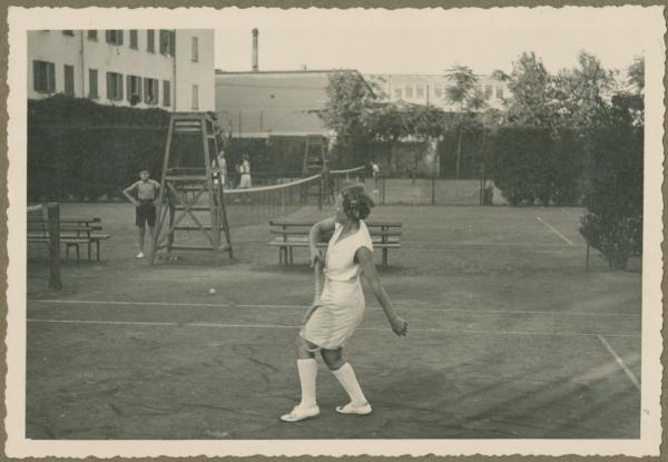 Ritratto femminile - Marieda Di Stefano con racchetta da tennis - Circolo del Tennis - Campo di tennis - Gioco, partita