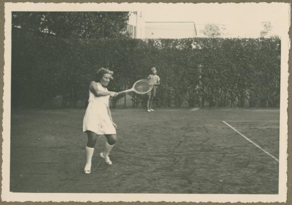 Ritratto femminile - Marieda Di Stefano con racchetta da tennis - Circolo del Tennis - Campo di tennis - Gioco, partita