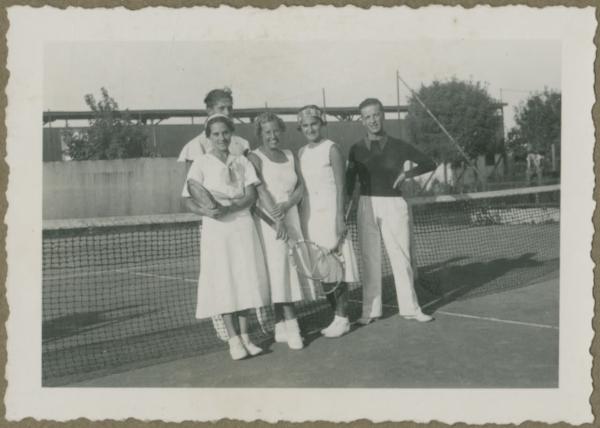 Ritratto di gruppo - Marieda Di Stefano con racchetta da tennis e altre due donne e due uomini - Circolo del Tennis - Campo di tennis - Gioco, partita