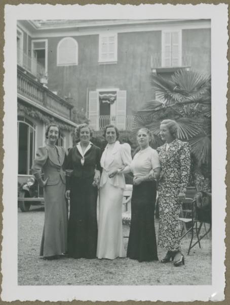 Ritratto di gruppo femminile - Matrimonio - Marieda Di Stefano con Margherita sposa e altre donne - Meina - Palazzo - Esterno - Cortile