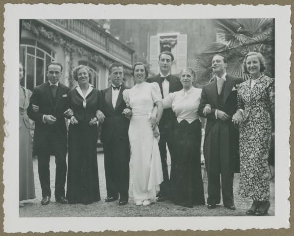 Ritratto di gruppo - Matrimonio - Marieda Di Stefano con Margherita ed Henri, sposi, e altri ragazzi - Meina - Palazzo - Esterno - Cortile