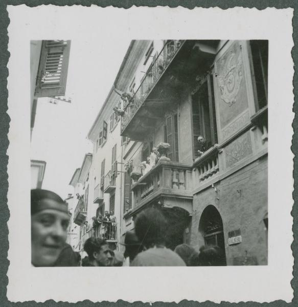 Ritratto di gruppo - Matrimonio - Nozze Nastri Calvi - Netta con il marito, sposi, sul balcone con altri ragazzi - Esterno - Balcone - Persone ai balconi e per strada