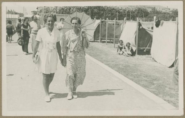 Ritratto femminile - Marieda Di Stefano con la madre Mariettina - Grado - Esterno - Spiaggia - Ombrello parasole