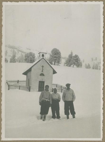 Ritratto di gruppo - Marieda Di Stefano con altri due uomini - Braies: altopiano Prato Piazza - Neve - Chiesa