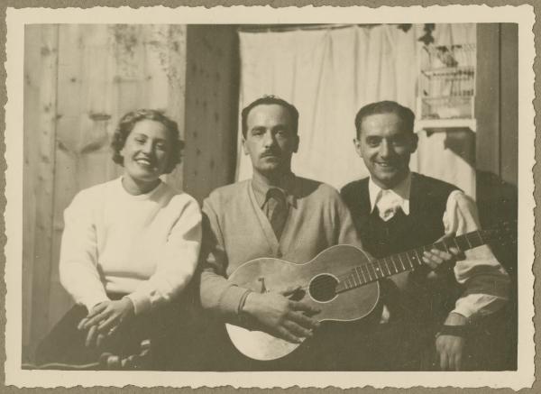 Ritratto di gruppo - Marieda Di Stefano con altri due uomini - Chitarra - Braies: altopiano Prato Piazza - Interno - Baita in legno