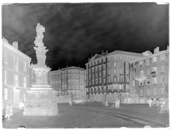 Milano - piazza Vetra - statua di San Lazzaro