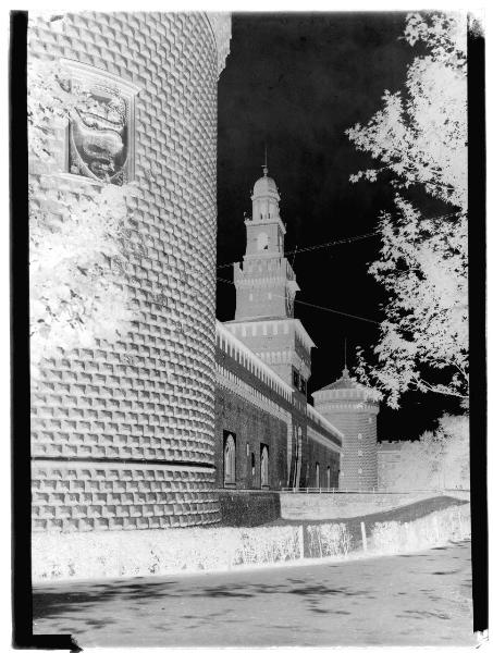 Milano - Castello Sforzesco - mura esterne - Torre del Filarete - stemma con biscione visconteo