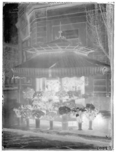 Milano - piazzale Cimitero Monumentale - chiosco di fiori