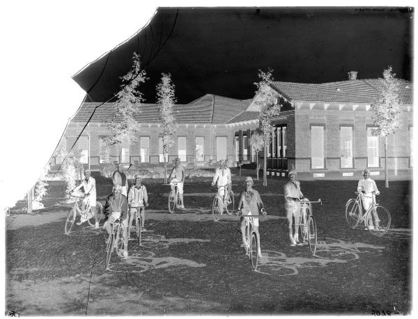 Milano - via Castellino da Castello - Scuola Rinnovata 'Gian Battista Vico' - cortile - ragazzi in bici